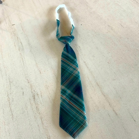 Little Boys green plaid adjustable tie. - Picture 1 of 5
